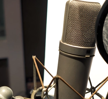 Kondensatormikrofon, aufgestellt in einem professionellen Aufnahmestudio, bereit für eine Aufnahmesession. 