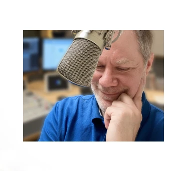 Kondensatormikrofon, aufgestellt in einem professionellen Aufnahmestudio, bereit für eine Aufnahmesession. 